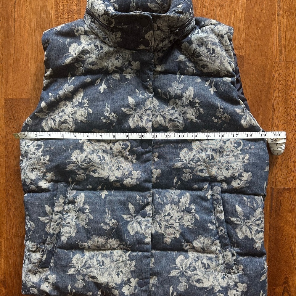 Gap denim floral print ,quilted puffer vest, size small - Picture 3 of 9